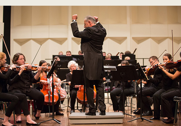 Ricardo Averbach conducts the MUSO